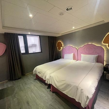 Check Inn Taichung Wenxin Zhongqing Extérieur photo