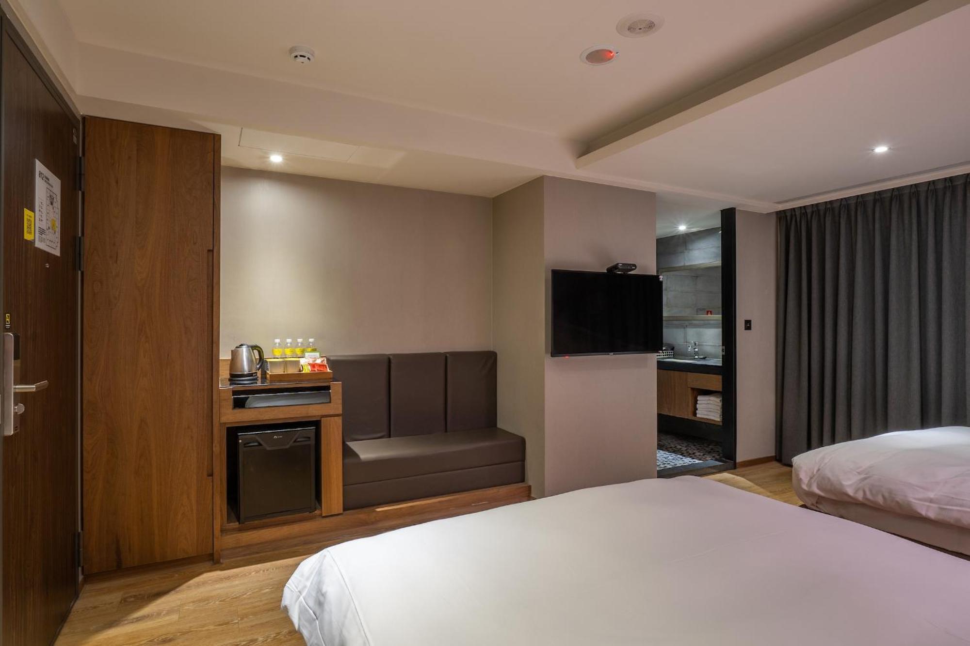 Check Inn Taichung Wenxin Zhongqing Extérieur photo
