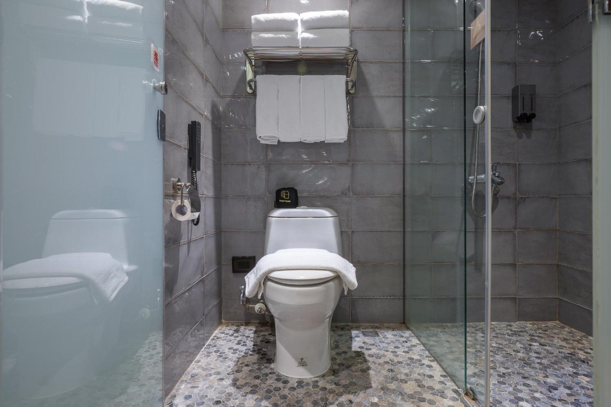 Check Inn Taichung Wenxin Zhongqing Extérieur photo
