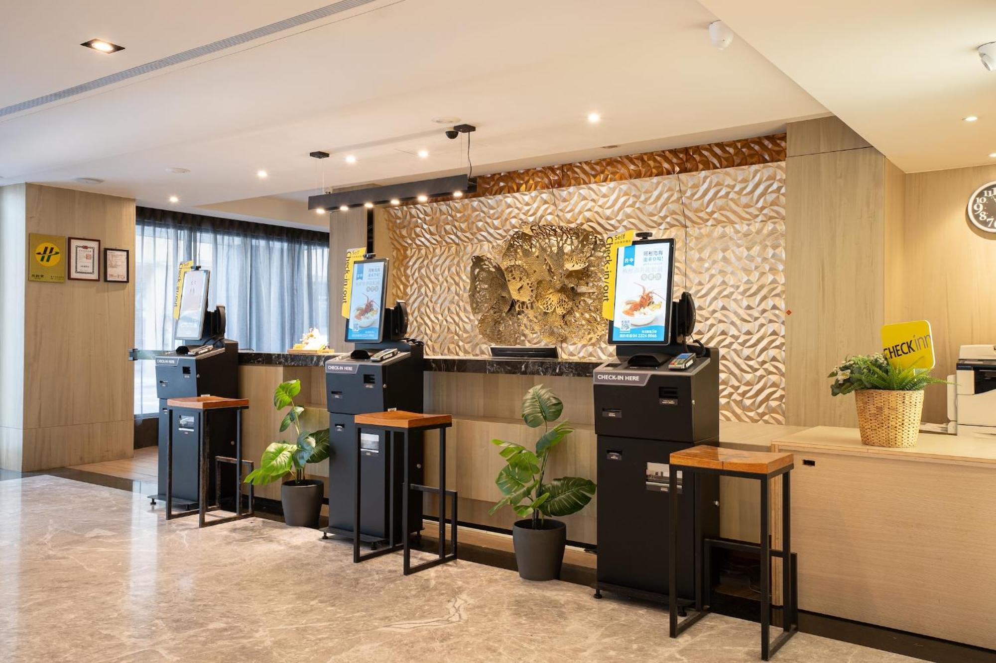 Check Inn Taichung Wenxin Zhongqing Extérieur photo