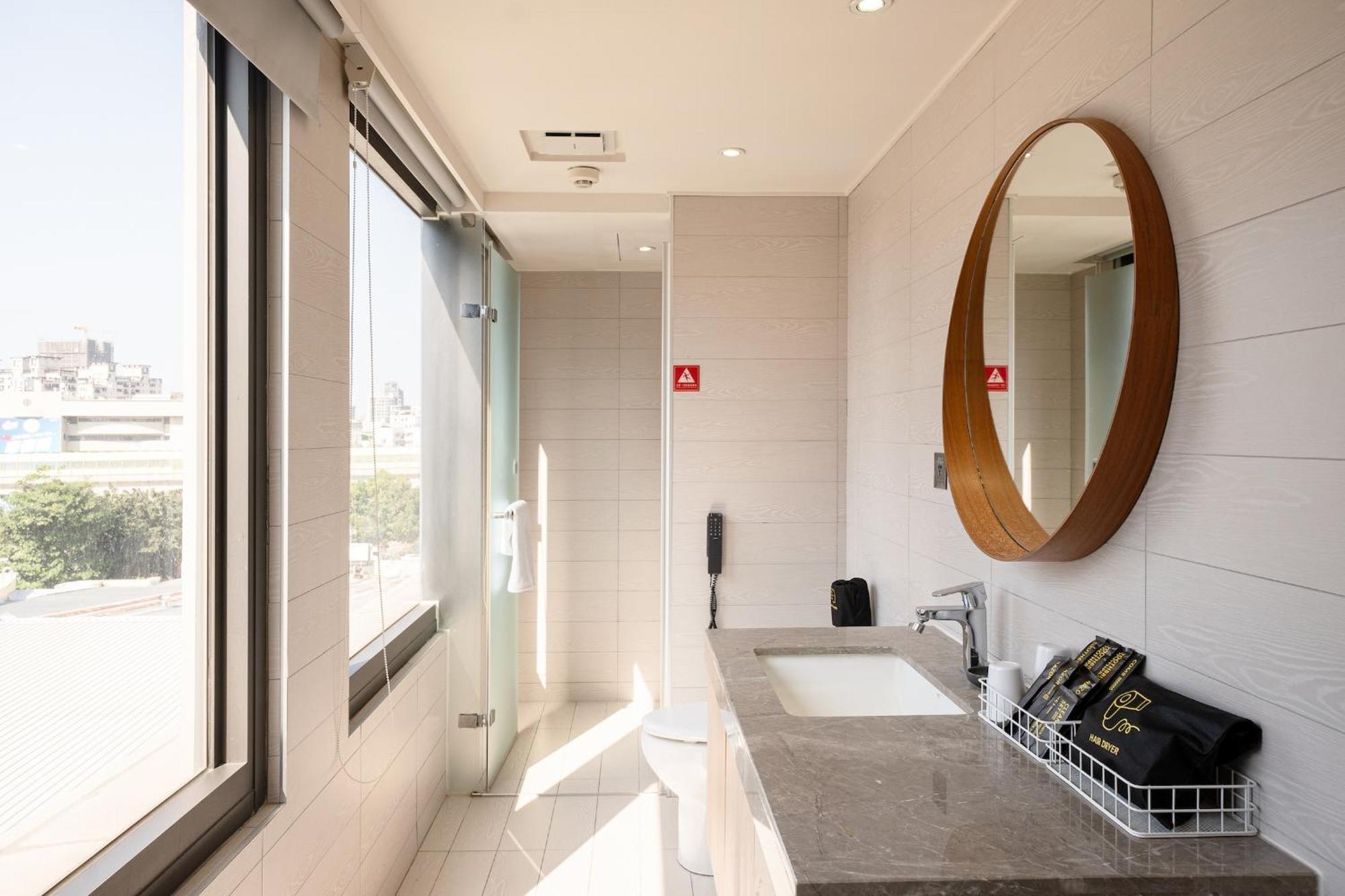Check Inn Taichung Wenxin Zhongqing Extérieur photo