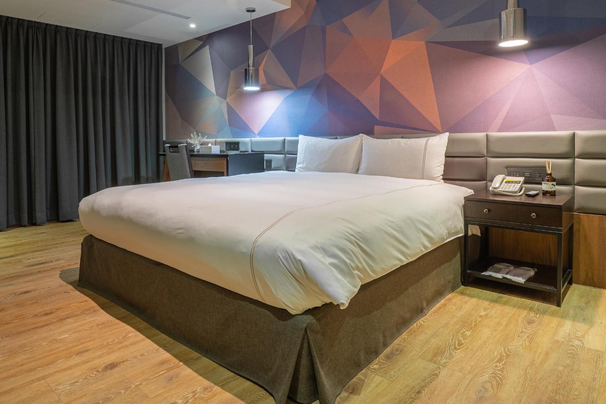 Check Inn Taichung Wenxin Zhongqing Extérieur photo