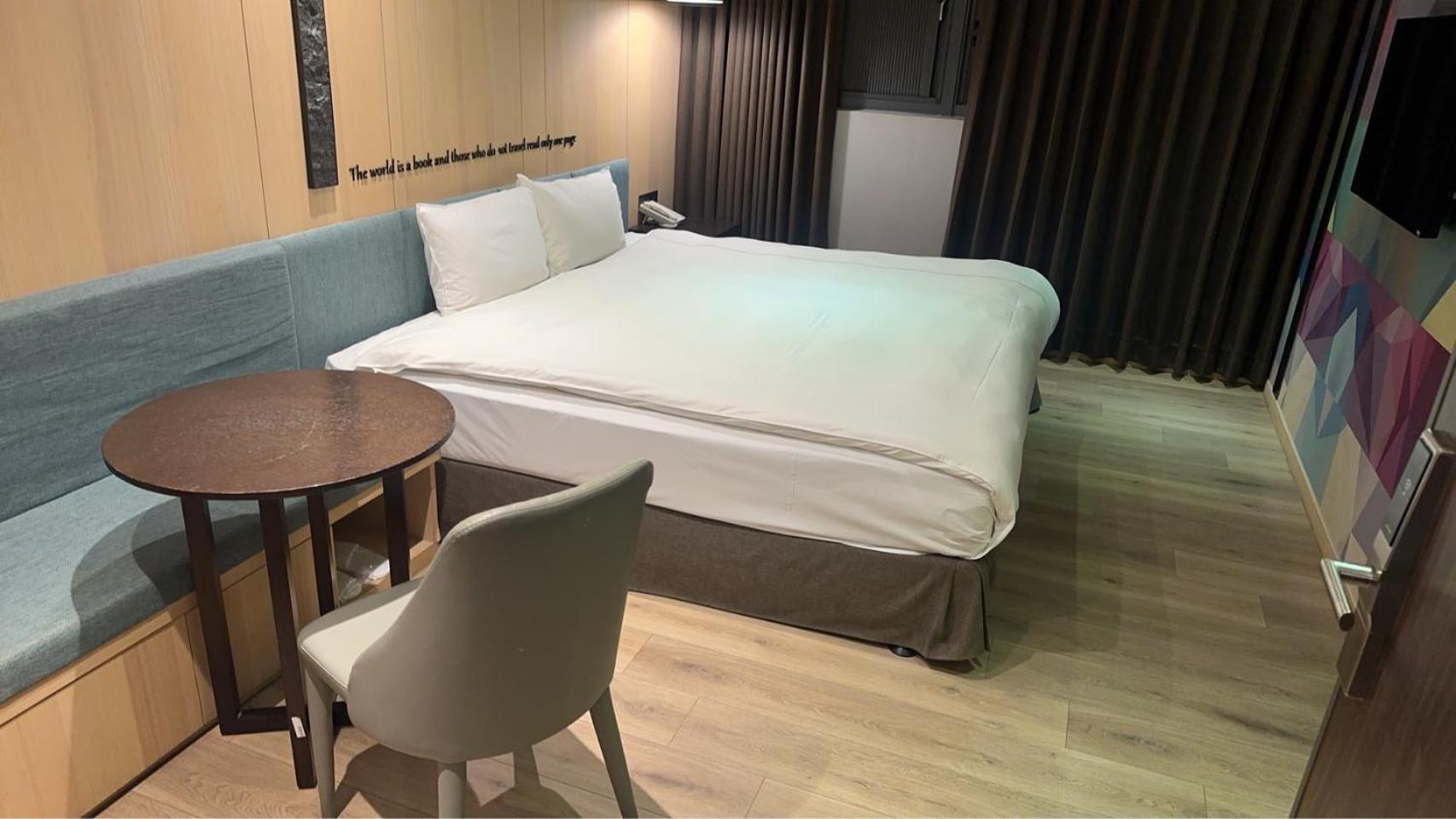 Check Inn Taichung Wenxin Zhongqing Extérieur photo